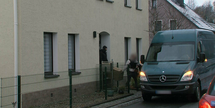 Polizeirazzia in einem Wohnhaus