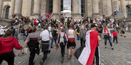 Menschen stürmen auf den Eingang des Reichstagsgebäudes zu