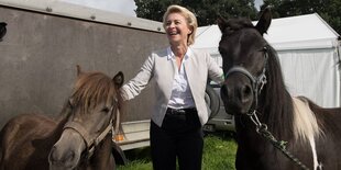 Ursula von der Leyen mit zwei Pferden