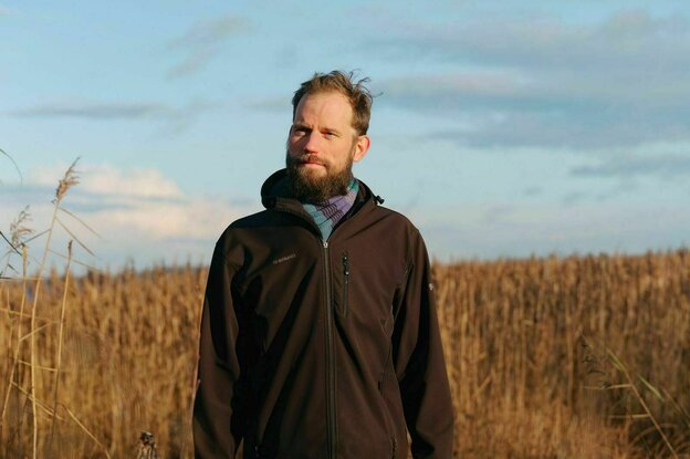 Theo Schnarr steht in einem Feld