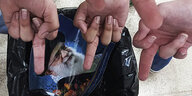 Mittelfinger zeigen auf ein Bild von Ali Chamenei