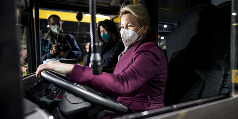 Franziska Giffey markiert am Steuer eines BVG-Busses