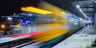 Nahverkehrszug fährt in Bahnhof ein