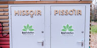 Zwei Toilettenkabinen mit der Beschriftung Missoir und Pissoir