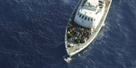 Ein Boot der libyschen Küstenwache mit Migrant:innen an Bord