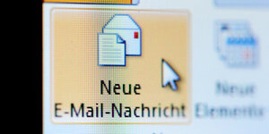 Ein Mauszeiger zeigt auf ein E-Mail-Icon