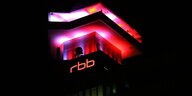 Rot und lila beleuchtetes RBB Gebäude