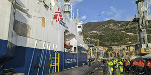 Rettungsschiff Geo Barents legt in Salerno an, wo es schon von Uniformierten erwartet wird.