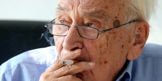 Egon Bahr zieht an einer Zigarette