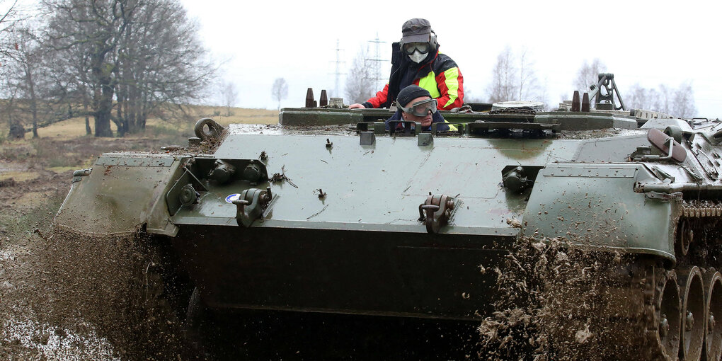 Panzer ohne Turm in Heidelandschaft