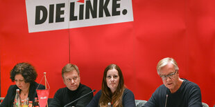 Bei der Klausur der Partei Die Linke in Leipzig sitzen die Führungsköpfe Amira Mohamed Ali, Martin Schirdewan, Janine Wissler und Dietmar Bartsch nebeneinander vor einer roten Wand. Die Partei- und Fraktionsvorstände der Linken aus Bund und Ländern trafen sich in Leipzig um die künftige Linie der Partei abzustecken