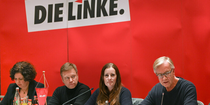 Bei der Klausur der Partei Die Linke in Leipzig sitzen die Führungsköpfe Amira Mohamed Ali, Martin Schirdewan, Janine Wissler und Dietmar Bartsch nebeneinander vor einer roten Wand. Die Partei- und Fraktionsvorstände der Linken aus Bund und Ländern trafen sich in Leipzig um die künftige Linie der Partei abzustecken