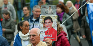 Ein Teilnehmer auf einer Rechts-Außen-Demonstration in Halle hält ein Schild hoch: "Danke, Sahra Wagenknecht"