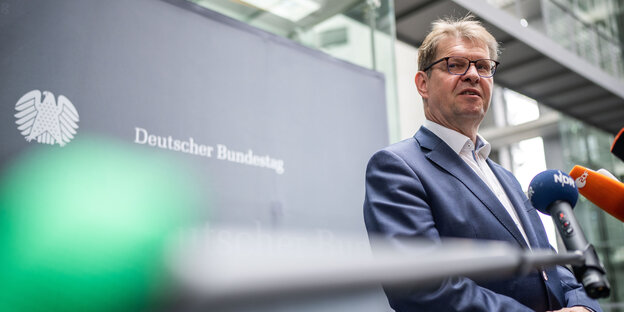 Ralf Stegner (SPD) spricht als Ausschussvorsitzender nach der Konstituierenden Sitzung des Bundestags-Untersuchungsausschusses zum Bundeswehr-Abzug aus Afghanistan