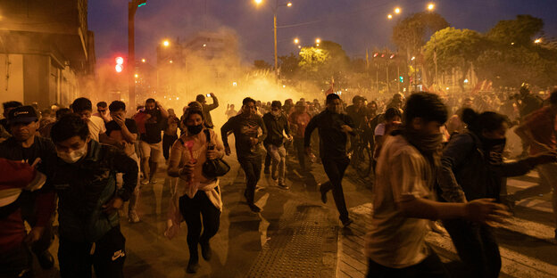 Menschen fliehen vor Tränengas