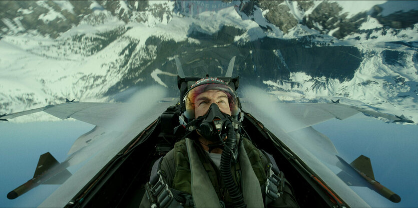 Der Schauspieler Tom Cruise im Cockpit eines Kampfjets im Film "Top Gun: Maverick"