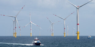 Das Versetzboot «Detector» fährt durch den Offshore-Windpark «Nordsee 1» vor der ostfriesischen Insel Spiekeroog.