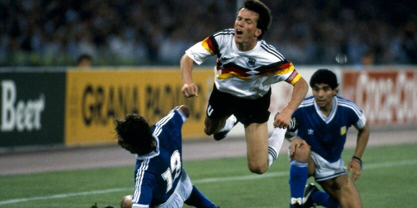 Lothar Matthäus segelt im Nationalmannschaftstrikot nach einem Foul über den Rasen