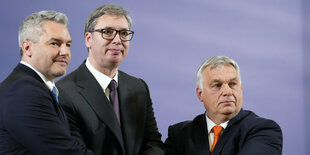 Regierungschefs Karl Nehammer, Aleksandar Vucic und Viktor Orbán.