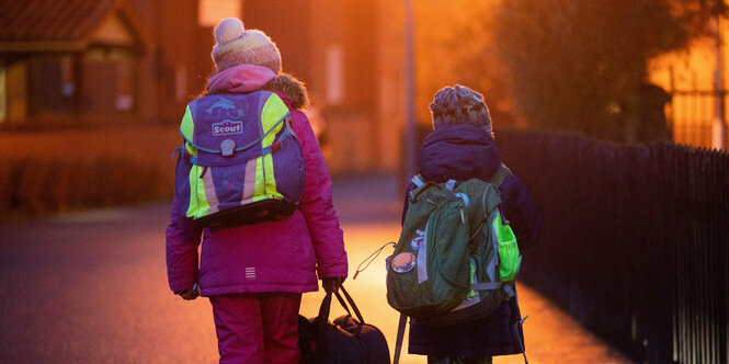 Zwei Kinder mit Schultaschen