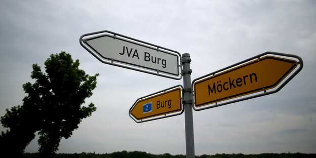 Ein Straßenschild weist den Weg zur Justizvollzugsanstalt (JVA) Burg