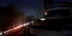 Lichterspuren voin Autos auf einer ansonsten dunklen Stadtstraße
