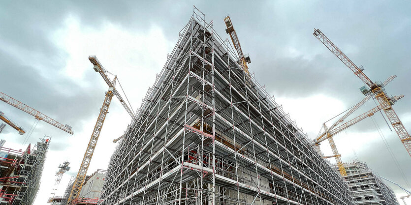 Eine Baustelle im Weitwinkel von unten