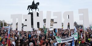 Menschen protestieren auf dem Theaterplatz in Dresden im Oktober 2022 und halten ein großes Banner mit der Aufschrift "Freiheit" hoch