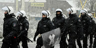 Polizisten im Schneegestöber