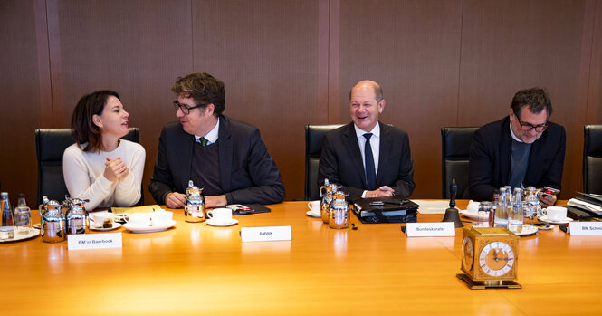 Gute Stimmung am Kabinettstisch: Scholz und Baerbock lachen mit anderen