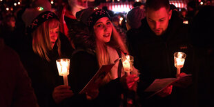 Dicht an dicht stehen am 23.12.2017 in Berlin die Besucher des Eisern-Union-Weihnachtssingen im Stadion an der Alten Försterei