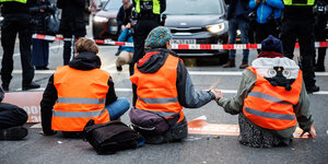 Aktivisten der Klimaschutz-Initiative „Letzte Generation“ haben sich am Stachus mit ihren Händen auf die Straße geklebt.