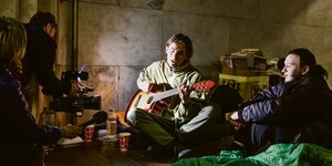 Ein Mann spielt in der U-Bahnstation Arsenalna in Kyiv Gitarre