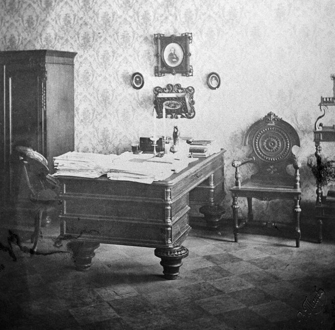 Zimmer von Dostojewski in Sankt Petersburg 1881 mit zwei Stühlen, Schrank und großem Holz-Schreibtisch