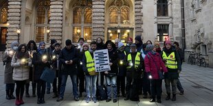 Menschen mit Taschenlampen stehen in einer Gruppe zusammen