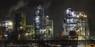 Erleuchtete Chemieanlagen bei Nacht