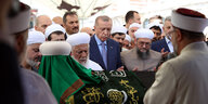 Erdoğan inmitten einer Gruppe von Geistlichen