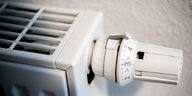 Ein Heizkörper hängt an einer Wand, das Thermostat fast zum Anschlag aufgedreht
