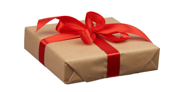 Ein verpacktes Geschenk mit roter Schleife
