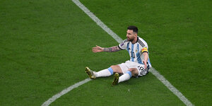 Lionel Messi gestikuliert auf dem Spielfeld.