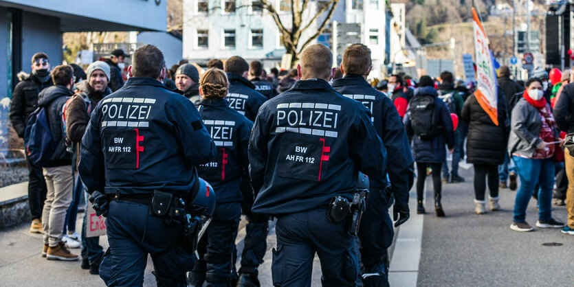 Polizisten auf einer Demonstration