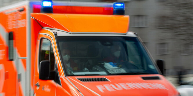 Das Foto zeigt einen Rettungswagen der Berliner Feuerwehr.