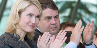 Manuela Schwesig und Sigmar Gabriel applaudieren