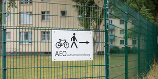 Zaun und Schild mit Piktogramm vor dem Ankerzentrum Bamberg