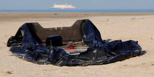 Ein kaputtes Schlauchboot an einem Strand