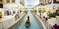Eine Gondel schippert durch einen künstlichen Kanal in einem Einkaufszentrum