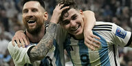 Lionel Messi jubelt mit Julian Alvarez