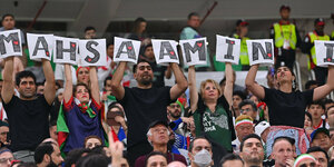Iranische Fans protestieren gegen das Regime in Teheran bei der Fußball-WM