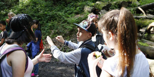 Schülerinnen und Schüler bei einem Ausflug