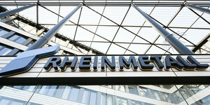 Das Logo des Rüstungskonzerns Rheinmetall ist an der Fassade der Unternehmenszentrale zu sehen.